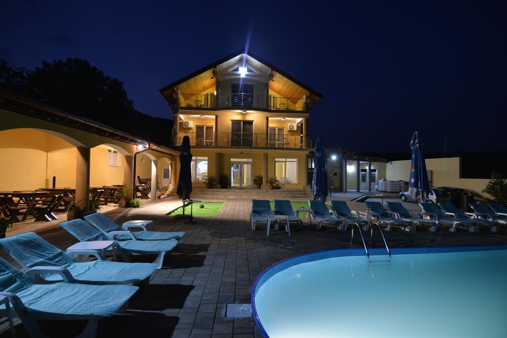 ホテル Casa Marina Ieşelniţa エクステリア 写真