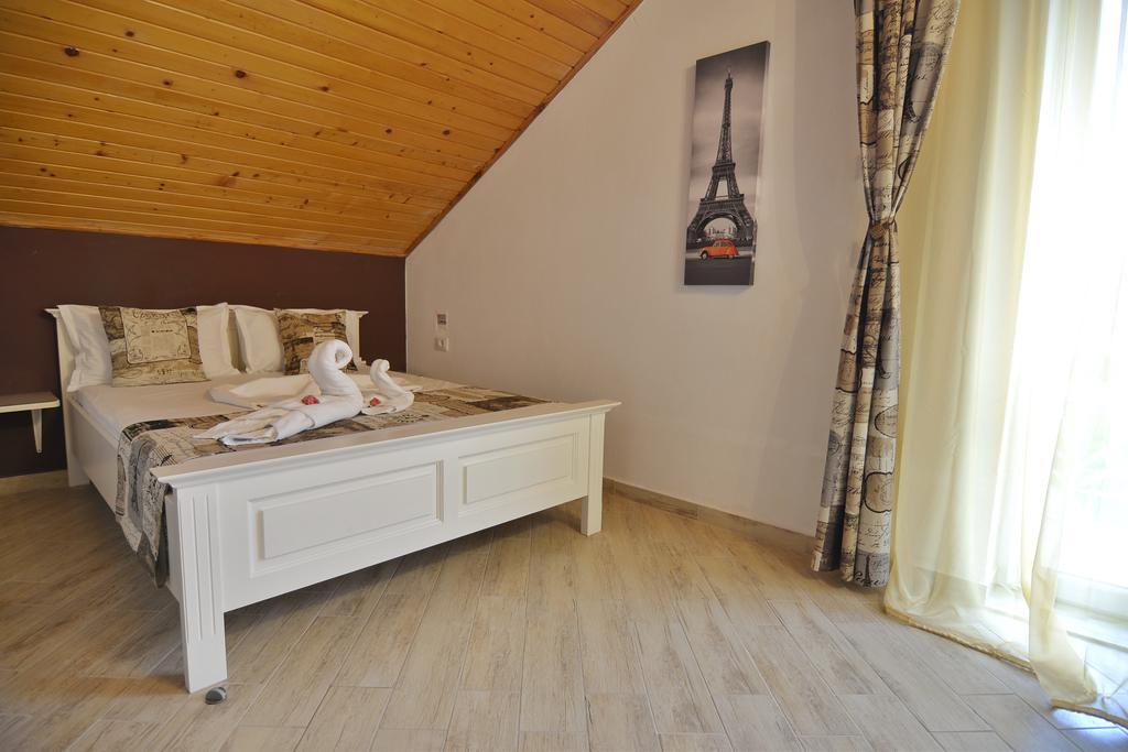 ホテル Casa Marina Ieşelniţa エクステリア 写真