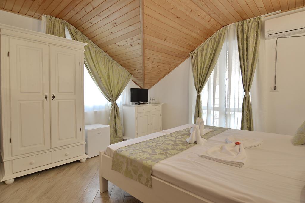 ホテル Casa Marina Ieşelniţa エクステリア 写真