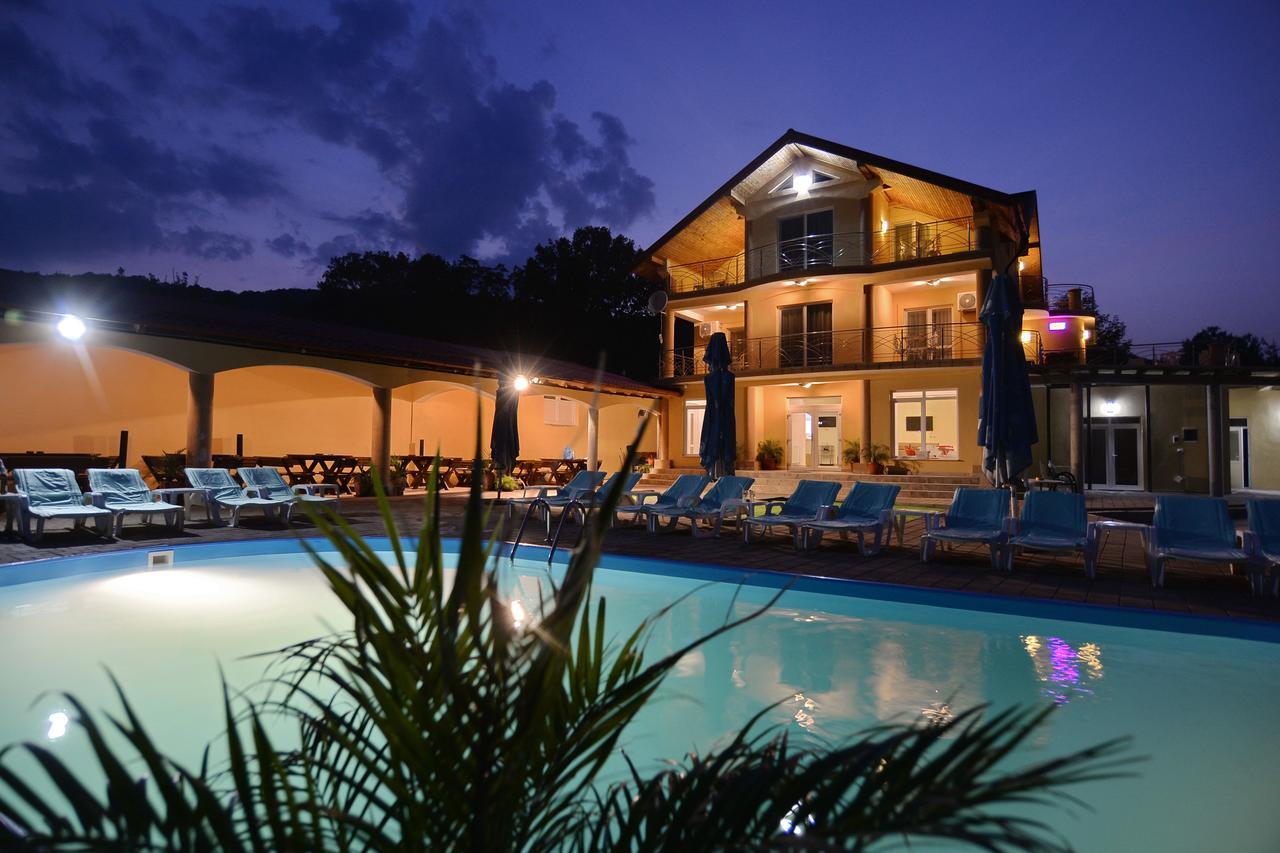 ホテル Casa Marina Ieşelniţa エクステリア 写真